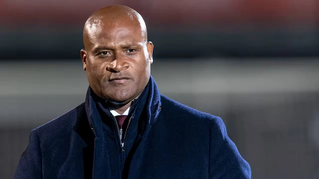 Winston Bogarde langs de lijn